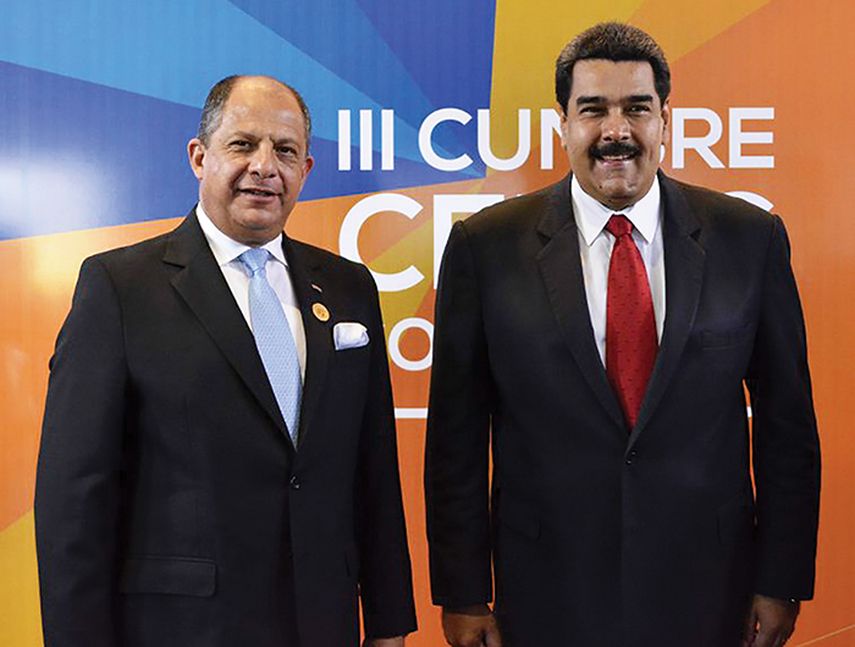 El presidente de Costa Rica, Luis Guillermo Solís junto a Nicolás Maduro en una cumbre de la CELAC realizada en San José, la capital costarricense. (ARCHIVO)