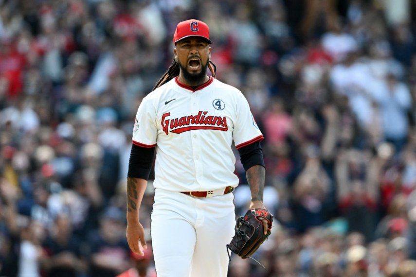 Emmanuel Clase # 48 de los Guardianes de Cleveland celebra la victoria del equipo por 4-2 sobre los Angelinos de Los Ángeles en el Progressive Field el 1 de junio de 2025 en Cleveland, Ohio.&nbsp;