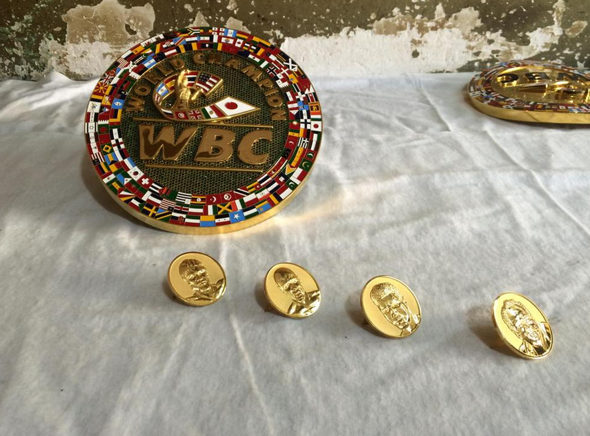 El llamado Cinturón Esmeralda está bañado en oro y lleva medallones con el rostro de Pacquiao, Mayweather, el mítico Muhammad Alí y el fallecido presidente del CMB José Sulaimán (VÍA TWITTER)