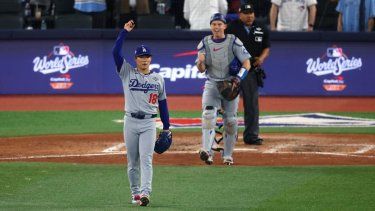 El japonés Yoshinobu Yamamoto (18) celebra luego de completar la victoria de los Dodgers sobre los Azulejos en el segundo juego de la Serie Mundial, el 25 de octubre de 2025.