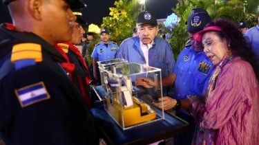 Esta imagen distribuida por el medio de comunicación oficial El 19 Digital el 25 de septiembre de 2025 muestra a Daniel Ortega y a Rosario Murillo junto a su consuegro y jefe de la policía (centro) Francisco Díaz, asistiendo al desfile que conmemora el 46.º aniversario de la Policía Nacional de Nicaragua en Managua.