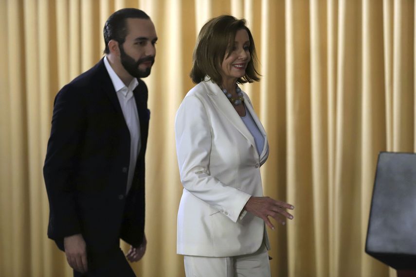 Nancy Pelosi, presidenta de la C&aacute;mara de Representantes de Estados Unidos, camina junto al presidente salvadore&ntilde;o Nayib Bukele en San Salvador, El Salvador, el viernes 9 de agosto de 2019.&nbsp;
