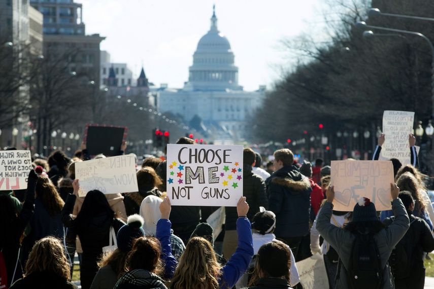 Estudiantes participan en una marcha desde la Casa Blanca hasta el Capitolio durante el paro realizado a nivel nacional para protestar contra la violencia por armas de fuego, en Washington DC, Estados Unidos, hoy, 14 de marzo de 2018.&nbsp;&nbsp;