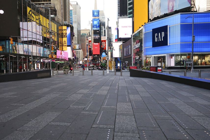 Times Square se ve casi vac&iacute;a durante la pandemia de coronavirus en Nueva York el martes, 21 de abril del 2020