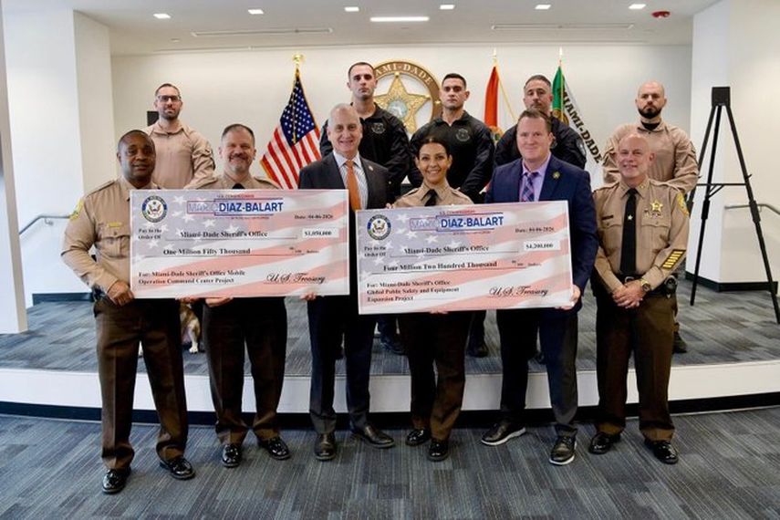 El congresista Mario Díaz Balart entrega los fondos a la Oficina del Sheriff de Miami-Dade.&nbsp;