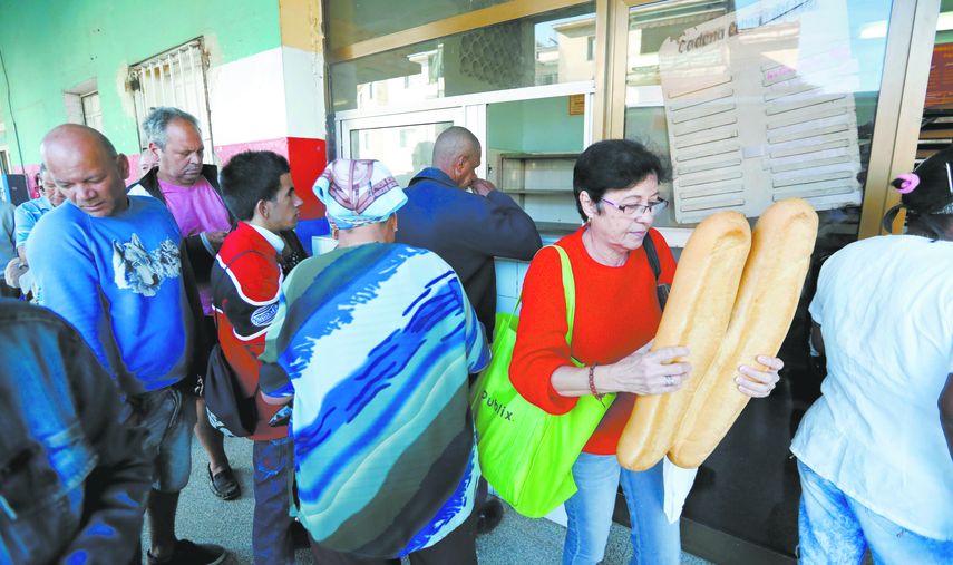 Las largas colas para comprar pan enfurecen a los cubanos.