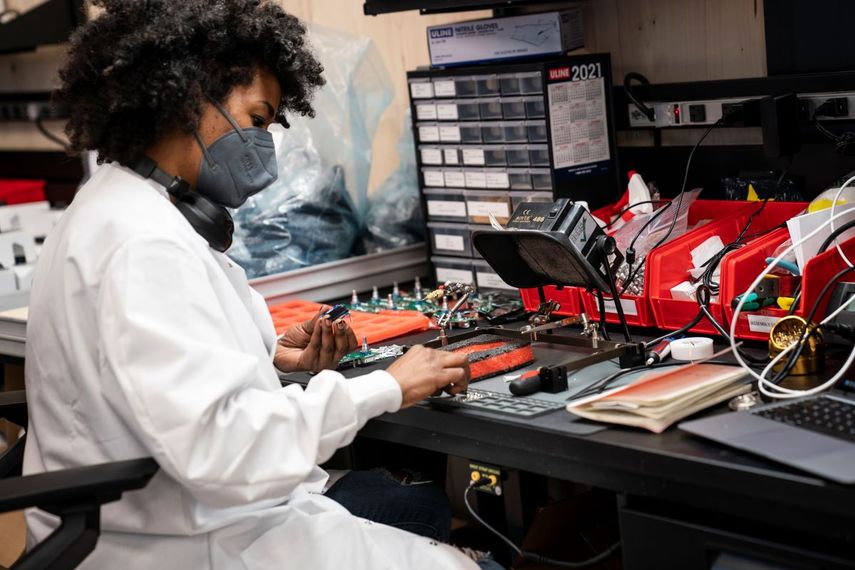 Una empleada ensambla equipos con semiconductores o chips.