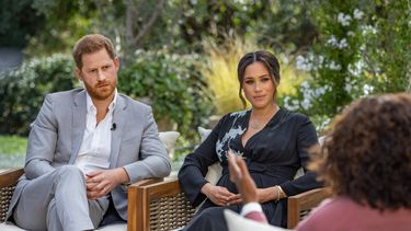 Esta imagen sin fecha publicada el 7 de marzo de 2021, cortesía de Harpo Productions, muestra al príncipe Harry de Gran Bretaña (izquierda) y su esposa Meghan (C), duquesa de Sussex, en una conversación con la presentadora de televisión estadounidense Oprah Winfrey.&nbsp; &nbsp;
