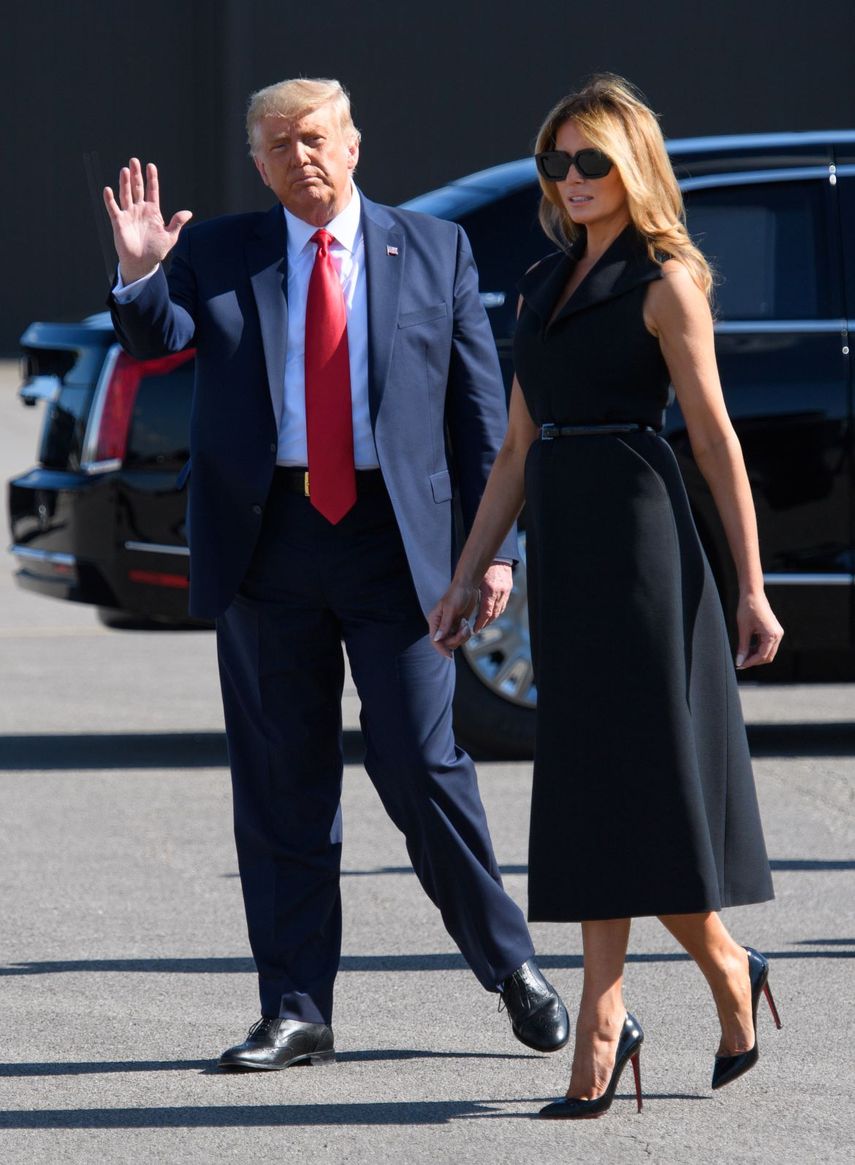 El presidente Donald Trump y la primera dama Melania Trump a su llegada al Aeropuerto Internacional de Nashville en Nashville, Tennessee el 22 de octubre de 2020. Trump se dirige a la Universidad de Belmont en Nashville, Tennessee para participar en el debate presidencial final.
