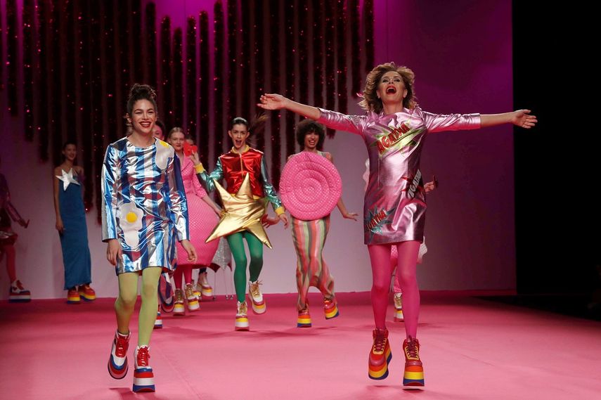 La diseñadora Ágatha Ruiz de la Prada despide su desfile durante la Semana de la Moda de Madrid.&nbsp;