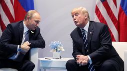 Fotografía de archivo que muestra al presidente Vladímir Putin (i), junto a su homólogo Donald Trump (d), durante su reunión en el marco de la cumbre de los líderes del G20 en Hamburgo (Alemania) el 7 de julio de 2017. 