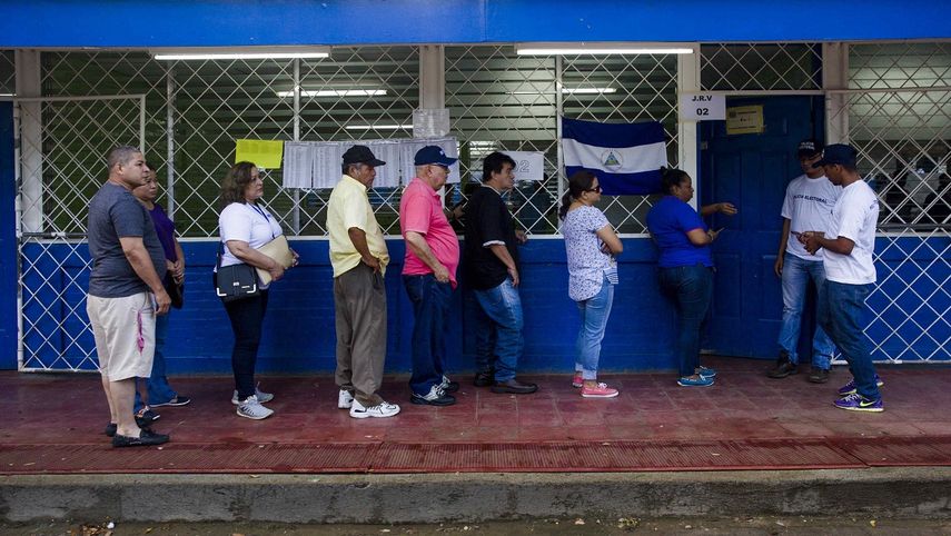 Un grupo de personas espera en fila para votar este domingo 5 de noviembre de 2017, en un puesto de votación en Managua, Nicaragua.&nbsp;