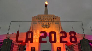 Un letrero de Los Ángeles 2028 se aprecia frente al pebetero en el Memorial Coliseum de Los Ángeles, el miércoles 13 de septiembre de 2017&nbsp;