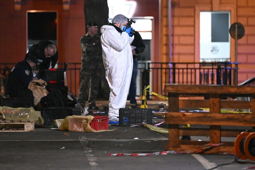 La policía forense francesa trabaja en el lugar de un ataque con cuchillo donde se sospecha que un hombre mató a una persona y hirió gravemente a dos agentes de policía municipal en Mulhouse, este de Francia, el 22 de febrero de 2025.