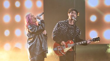El cantante estadounidense Joe Jonas y la cantante colombiana Ela Taubert se presentan en el escenario durante la 25a edición de los Premios Latin Grammy en el Kaseya Center en Miami, Florida, el 14 de noviembre de 2024.&nbsp;