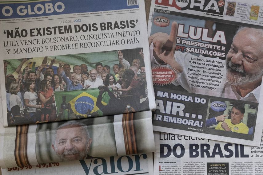 Fotografía de periódicos brasileños tomada en Río de Janeiro, Brasil, el 31 de octubre de 2022, un día después de que Luiz Inacio Lula da Silva reclamara la presidencia en una segunda vuelta electoral.&nbsp;&nbsp;