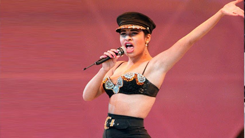 En esta fotografía del 28 de febrero de 1993, Selena Quintanilla actúa en Houston, Texas.