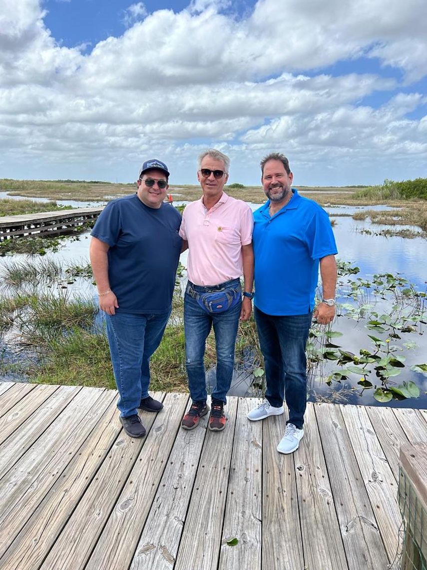 En la imagen, Anthony F. DeFillipo (alcalde de North Miami Beach), Henry Cobos (alcalde de San Cristóbal), y Luis Suárez (embajador ambiental de Galápagos).&nbsp;