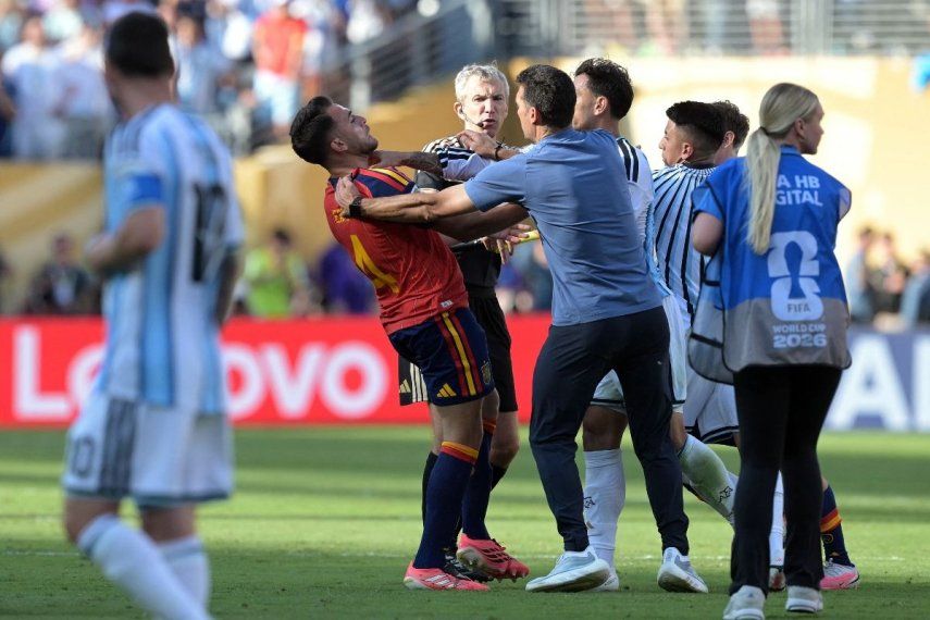 Jugadores de Argentina y España durante un altercado que tuvo lugar tras la culminación de la final del Mundial, el 19 de julio de 2026.
