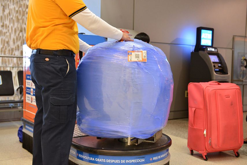 Safe Wrap porta un permiso de Miami-Dade para operar dentro de la terminal aérea. (ÁLVARO MATA)