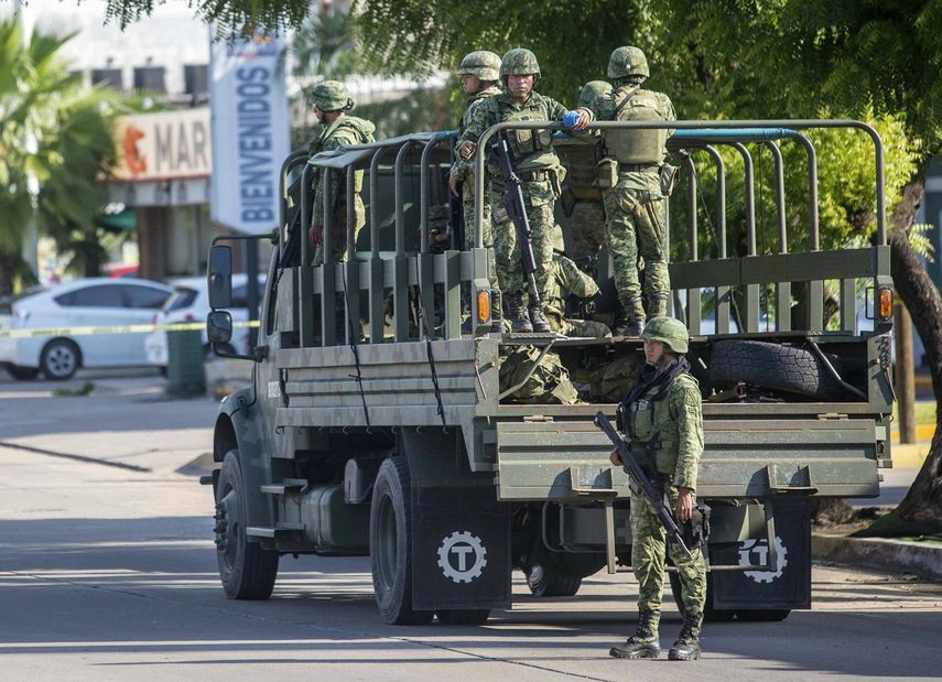 Soldados mexicanos patrullan la ciudad un día después de un tiroteo entre delincuentes y fuerzas de seguridad en Culiacán, México, el viernes 18 de octubre de 2019.