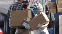 Una mujer entrega alimentos y ayuda a personas necesitadas en Denver. Una mujer entrega alimentos y ayuda a personas necesitadas en Denver.