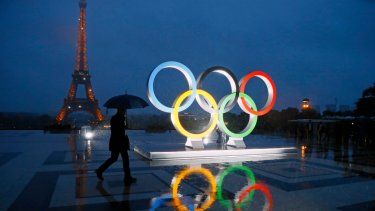 Los aros olímpicos en la plaza Trocadero frente a la Torre Eiffel, el miércoles 13 de septiembre de 2017, en París. 