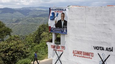 Un hombre camina frente a una casa&nbsp;con propaganda pol&iacute;tica del candidato presidencial Alejandro Giammattei del partido Vamos, en San Mart&iacute;n Jilotepeque, el domingo 4 de agosto de 2019.&nbsp;