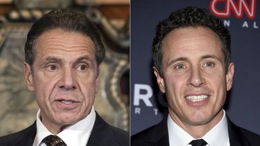 En esta combinación de fotos aparecen el entonces gobernador de Nueva York, izquierda, en una conferencia de prensa en Albany, el 3 de diciembre de 2020; y su hermano Chris Cuomo, presentador de noticias de CNN, en una ceremonia en NY, el 9 de diciembre de 2018. CNN dijo el 30 de noviembre de 2021 que ha suspendido a Chris Cuomo por tiempo indeterminado al conocerse detalles de cómo ayudó a su hermano cuando estaba acusado de acoso sexual.&nbsp;