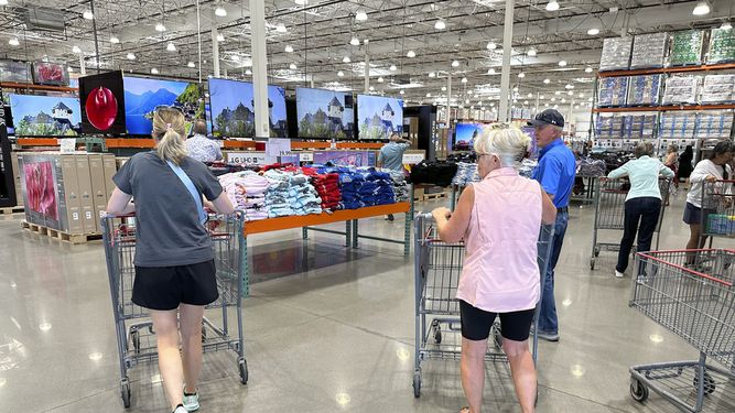 Clientes en una de las grandes cadenas minoristas en Estados Unidos.