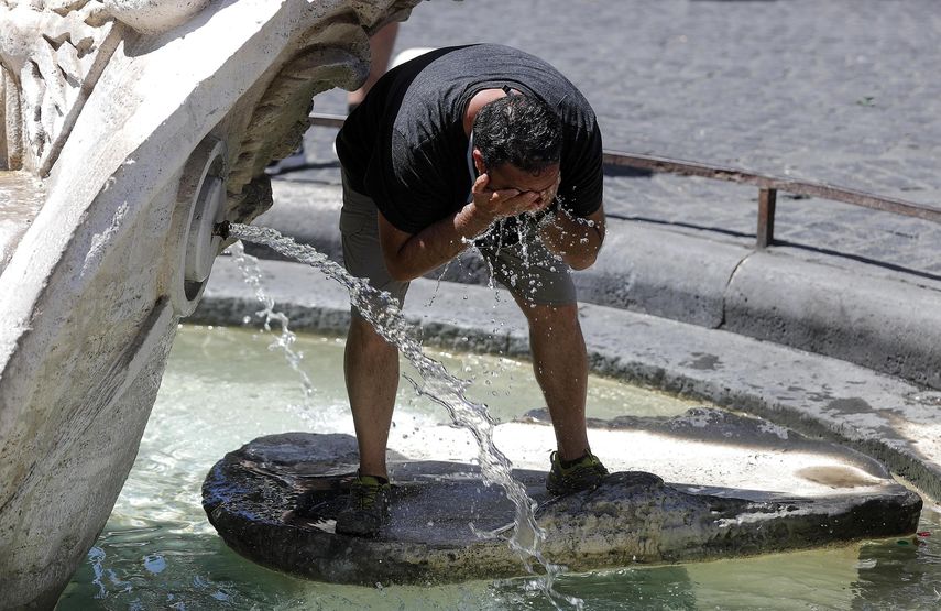 La ola de calor que afectó a Europa en julio obligaba a las personas a utilizar fuentes para refrescarse.