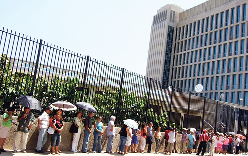 Ciudadanos cubanos hacen fila para solicitar visas frente al edificio de la Embajada de Estados Unidos en La Habana. (EFE)