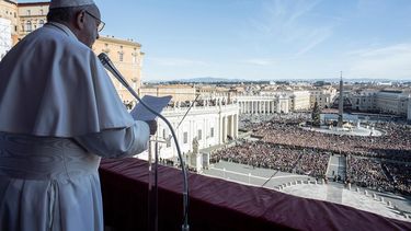 El papa Francisco pronuncia su&nbsp;tradicional mensaje de Navidad desde la Logia central de la basílica de San Pedro.