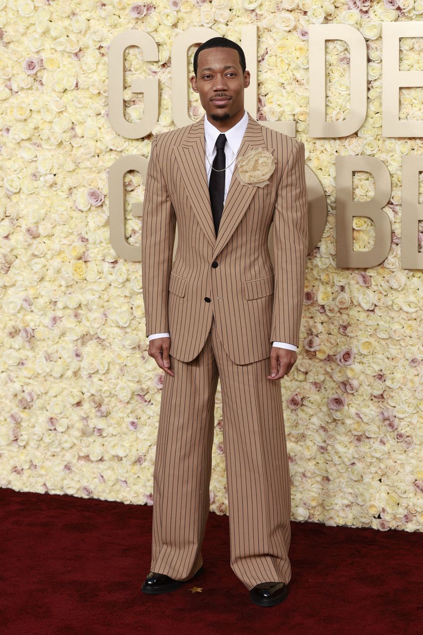 El actor estadounidense Tyler James Williams llega a la 81ª edición de los Globos de Oro en el hotel Beverly Hilton de Beverly Hills, California, el 7 de enero de 2024. &nbsp;
