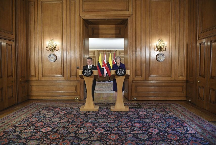 El presidente de Colombia, Juan Manuel Santos y la primera ministra británica, Theresa May