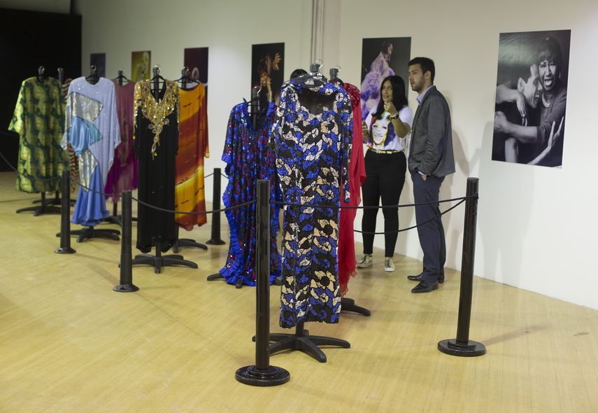 Vestidos, zapatos y pelucas de la legendaria cantante cubana&nbsp;Celia&nbsp;Cruz.