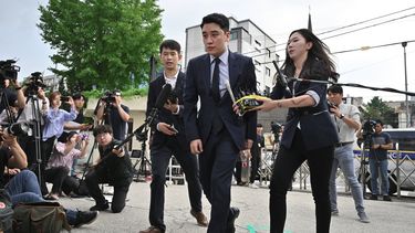Esta foto de archivo tomada el 28 de agosto de 2019 muestra al exmiembro de la banda de chicos de Bigbang, Seungri, de nombre real Lee Seung-hyun, hablando con los medios cuando llega para ser interrogado por la policía en Seúl.