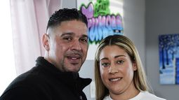 Eladio y Melissa Guzman posan para fotografías el lunes 4 de abril de 2022 en Hicksville, Nueva York. La pareja, que sufrió la guerra contra la droga, incluido un paso por la cárcel, sueña ahora con abrir una tienda de venta de marihuana para uso recreativo en Nueva York.&nbsp;