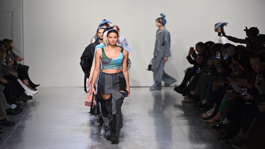 Los modelos presentan creaciones para Kseniaschnaider durante la colección de desfiles de la semana de la moda de Ucrania Otoño/Invierno 2023 en el 5to día de la Semana de la Moda de Londres el 21 de febrero de 2023.