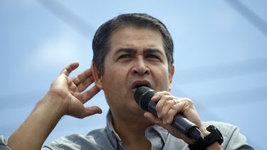 El presidente de Honduras, Juan Orlando Hernández, escucha a la multitud durante un mitin en Tegucigalpa, Honduras, el 22 de junio de 2019.