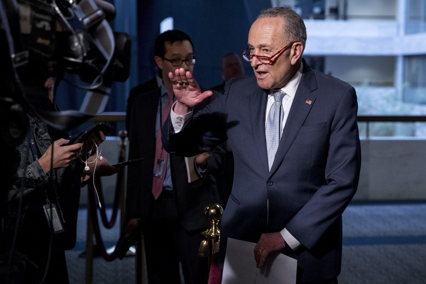 El líder de los demócratas en el Senado de Estados Unidos, Chuck Schumer, habla con reporteros en el Capitolio, en Washington. 