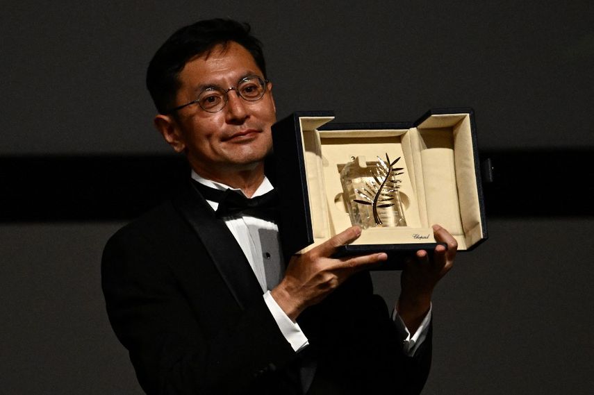 El director japonés y director de desarrollo creativo del estudio Ghibli, Goro Miyazaki, sostiene la Palma de Oro Honoraria durante la 77ª edición del Festival de Cine de Cannes en Cannes, sur de Francia, el 20 de mayo de 2024.