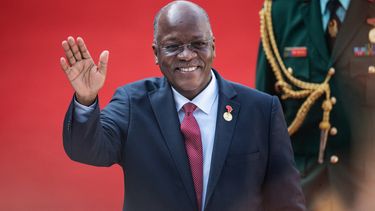 En esta foto de archivo tomada el 25 de mayo de 2019, el presidente de Tanzania, John Pombe Magufuli, hace un gesto mientras llega al estadio Loftus Versfeld en Pretoria, Sudáfrica, para la toma de posesión del actual presidente sudafricano, Cyril Ramaphosa.&nbsp;