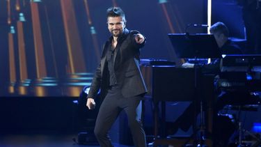 Juanes canta Quisiera Ser en el homenaje a la Persona del Año de la Academia Latina de la Grabación en honor a Alejandro Sanz el 15 de noviembre de 2017, en Las Vegas. 