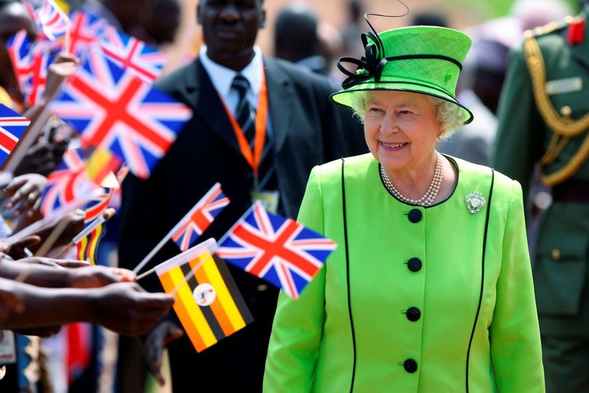 La reina Isabel II de Gran Bretaña pasa frente al personal y los pacientes en el Centro de VIH Mildmay en Kampala, Uganda, el 22 de noviembre de 2007