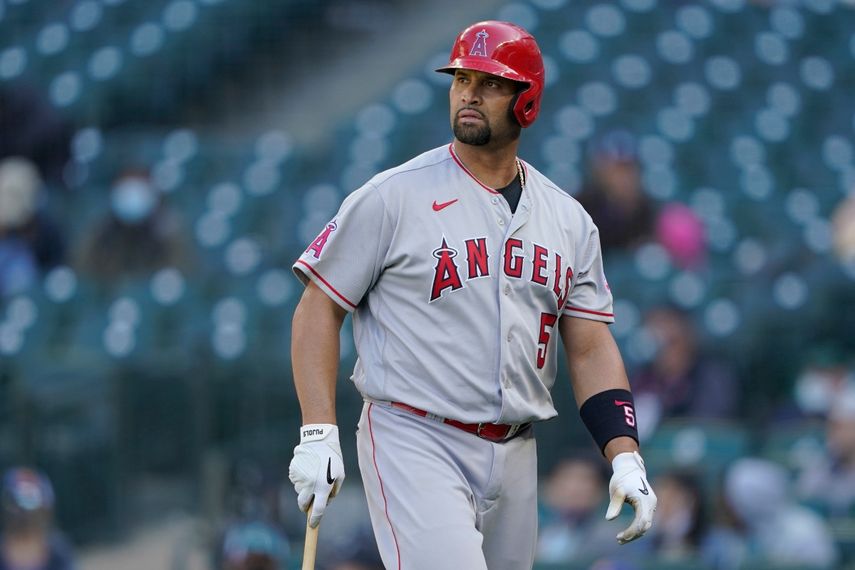 Albert Pujols de los Angelinos de Los Ángeles tras ser ponchado en un juego contra los Marineros de Seattle, el domingo 2 de mayo de 2021