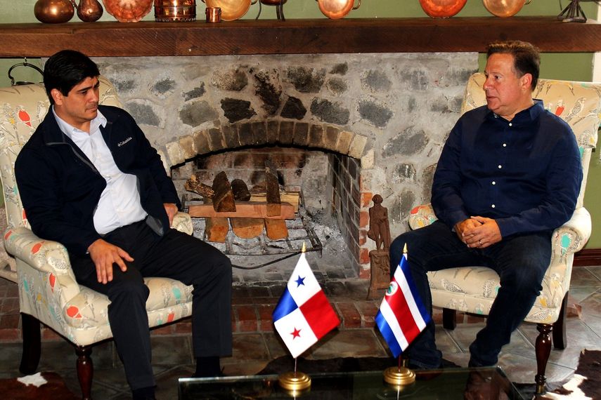 El presidente de Costa Rica, Carlos Alvarado (izq.), y su homólogo panameño, Juan Carlos Varela, se reúnen en Boquete, Panamá.