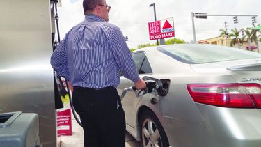Los consumidores están experimentando en este verano una leve alza en el precio de la gasolina