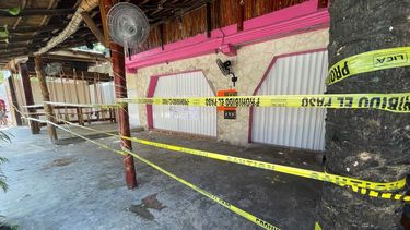 Cinta de seguridad de la policía restringe el acceso a un restaurante el viernes 22 de octubre de 2021, un día después de que dos turistas extranjeras murieran a tiros y tres visitantes más, dos hombres y una mujer, resultaran heridos en el lugar, en Tulum, México.