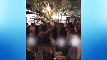 Esta imagen recoge parte de la aglomeración de personas en el restaurante mencionado.